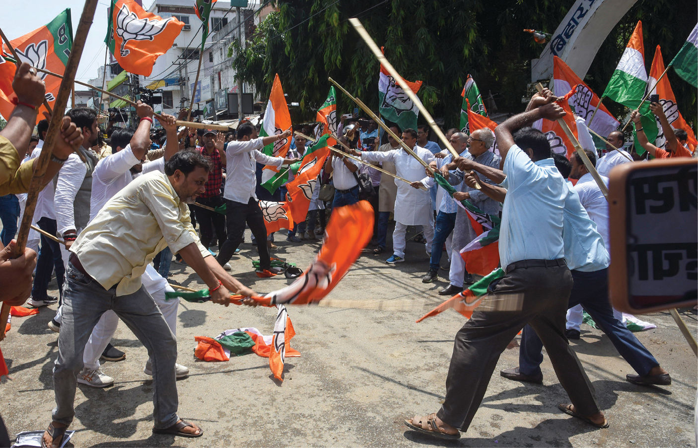 અમે બંધારણની સુરક્ષા કરતા રહીશું... ભાજપ-કોંગ્રેસના કાર્યકરો વચ્ચે મારામારી બાદ રાહુલ ગાંધી 4 - image