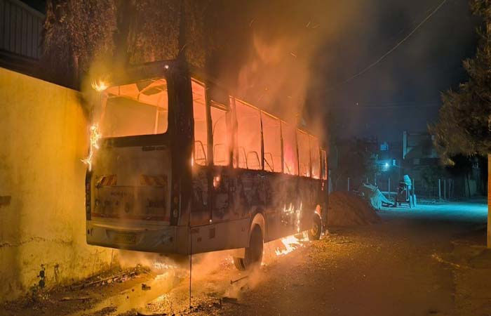 જામનગરમાં હિરજી મિસ્ત્રી રોડ પર પ્રણામી સ્કૂલ પાસે પાર્ક કરેલી એક ખાનગી લક્ઝરી બસમાં ગઈ રાત્રે એકાએક આગ લાગતાં દોડધામ 1 - image