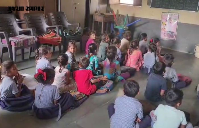 છોટા ઉદેપુરઃ મધ્યાહન ભોજન માટે બાળકો બીજી સ્કૂલે જવા મજબૂર, 72 વિદ્યાર્થી વચ્ચે એક જ શિક્ષક! 3 - image