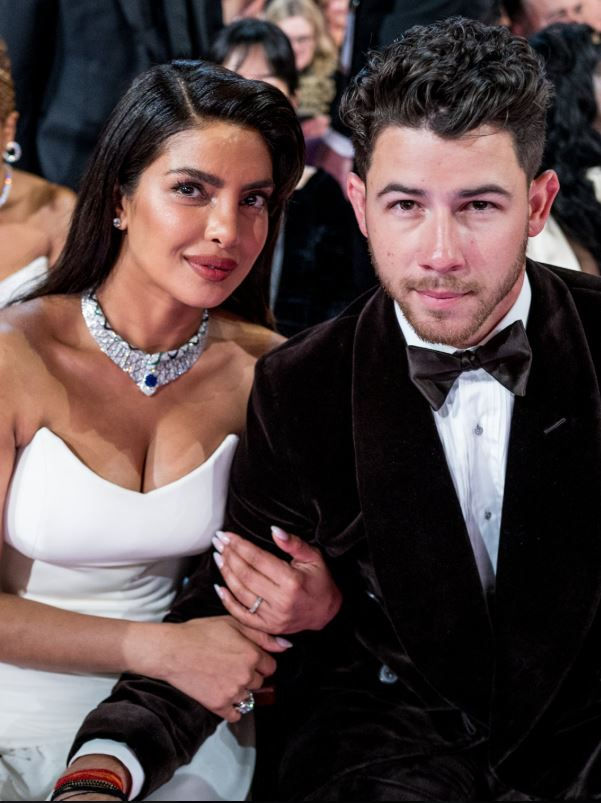 Oscars 2026ના રેડ કાર્પેટ પર છવાઈ દેશી ગર્લ પ્રિયંકા ચોપરા, નિક જોનાસના હાથમાં બાંધેલા રક્ષાસૂત્રએ ખેંચ્યું ધ્યાન 2 - image