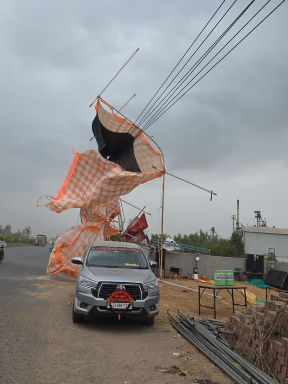 અમદાવાદમાં 40 કિમી/પ્રતિ કલાકની ઝડપે ફૂંકાયો પવન, 16 વૃક્ષો ધરાશાયી, વાતાવરણમાં પ્રસરી ઠંડક 3 - image