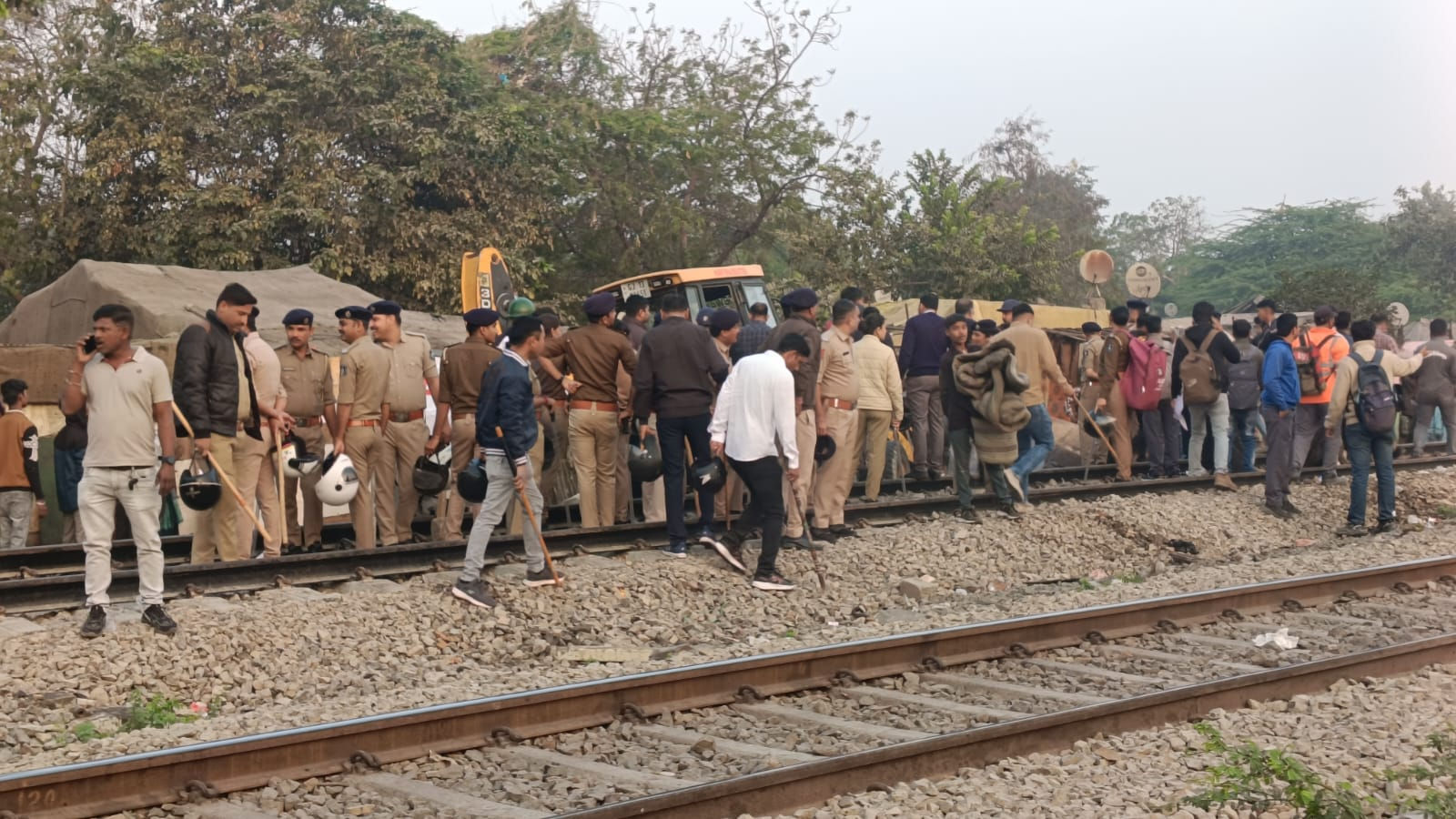 જામનગરમાં પોલીસનું મેગા ડિમોલિશન, 150થી વધુ ગેરકાયદે ઝૂંપડા તોડી પડાયા 2 - image