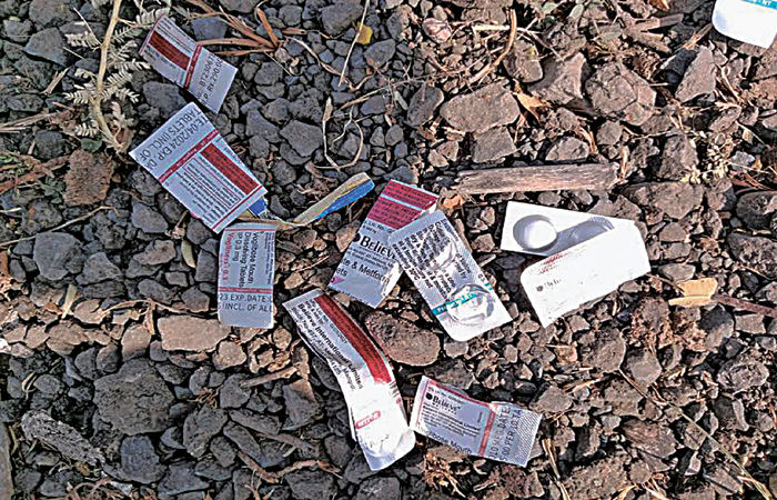 વારંવાર જાહેરમાં દવાનો જથ્થો ફેંકતા અજાણ્યા શખ્સો સામે કડક કાર્યવાહીની માંગ ઉઠી 1 - image