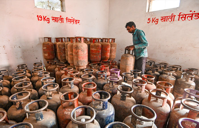 મોંઘવારીનો વધુ એક ડામ : ઘરેલુ LPG ગેસ સિલિન્ડરના ભાવમાં 29 રૂપિયાનો તોતિંગ વધારો 1 - image