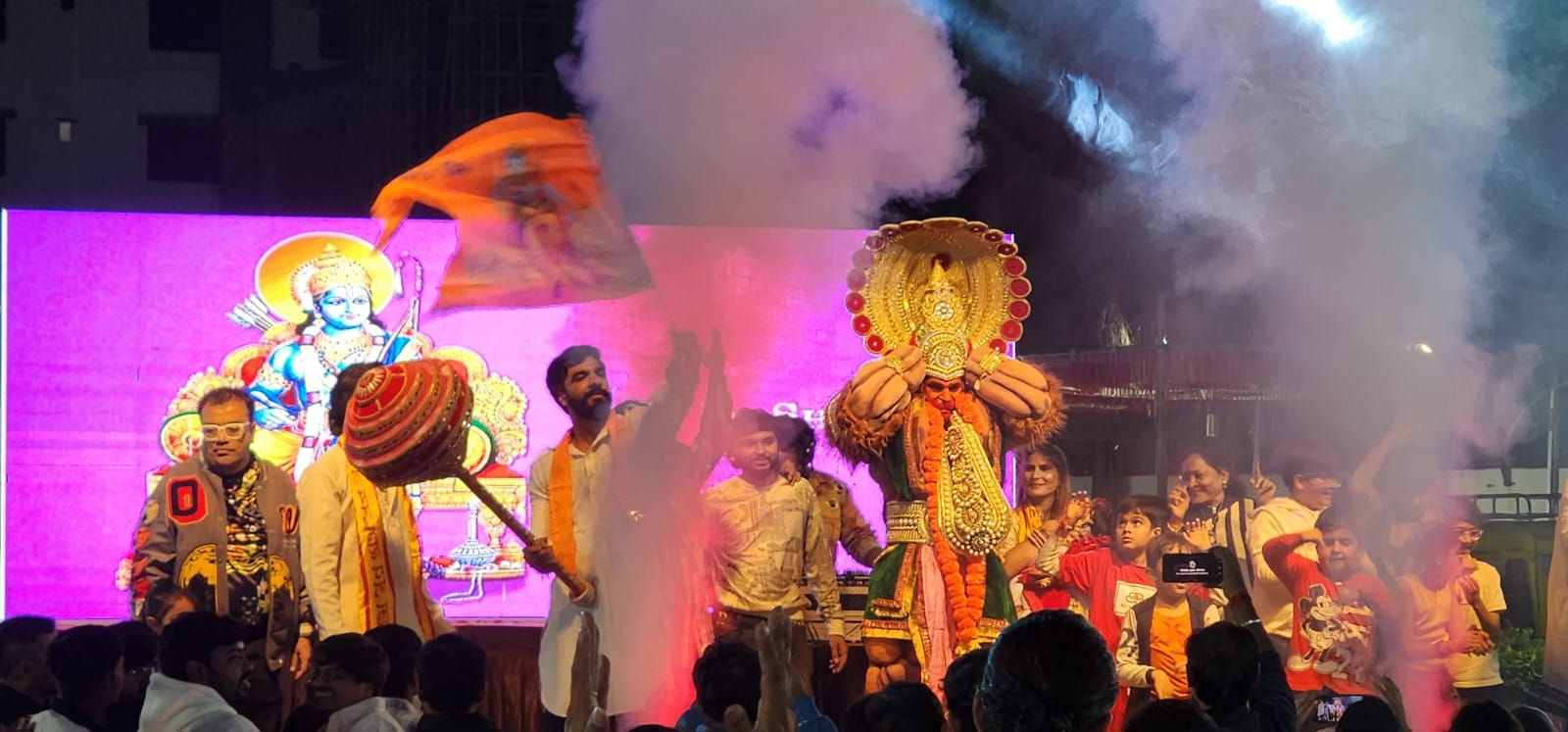 જામનગરમાં ભક્તિમય માહોલમાં નવા વર્ષનું સ્વાગત: 'ન્યૂ યર કીર્તન નાઈટ'માં મોટી સંખ્યામાં લોકો ઉમટી પડ્યા 3 - image