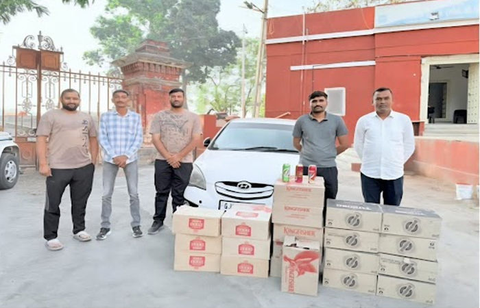 જામનગર-રાજકોટ ધોરીમાર્ગ પર પેટ્રોલ પંપ પાસેથી રેઢી પડેલી કારમાંથી 744 નંગ બિયરના ટીન મળી આવ્યા 1 - image