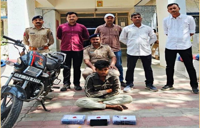દ્વારકાના ઓખા મઢીમાંથી 1 કરોડના ચરસના જથ્થા સાથે શખ્સ ઝડપાયો 1 - image