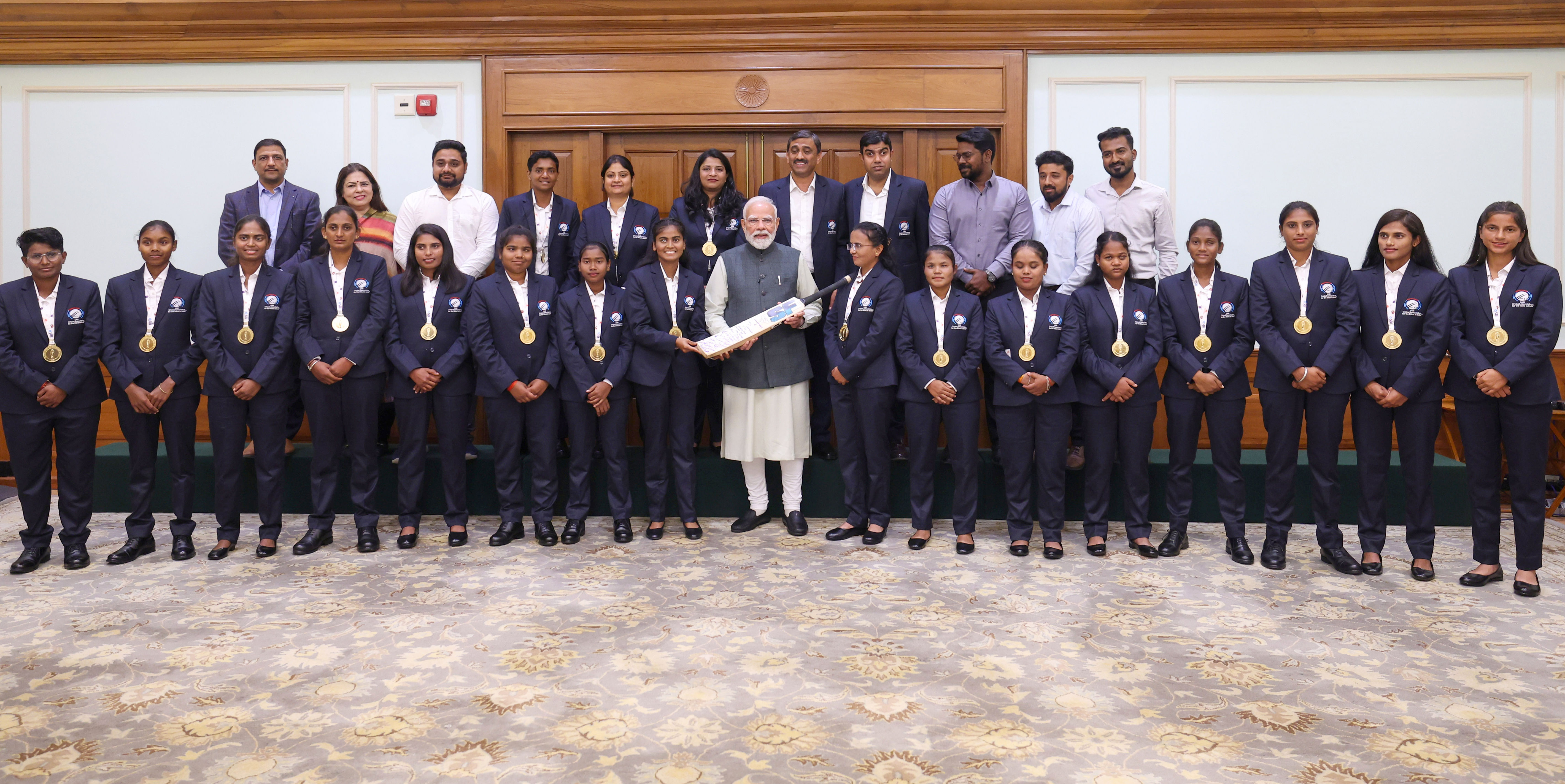Photos: બ્લાઇન્ડ T20 વર્લ્ડ કપ ચેમ્પિયન ભારતીય મહિલા ટીમને મળ્યા PM મોદી, ખેલાડીઓને ખવડાવી મિઠાઈ 3 - image