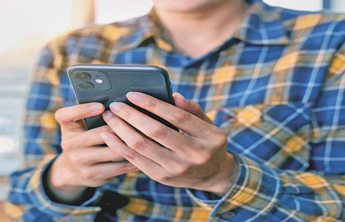 મોબાઈલ-કમ્પ્યુટર અડધી દુનિયાની આંખો બગાડશે 1 - image