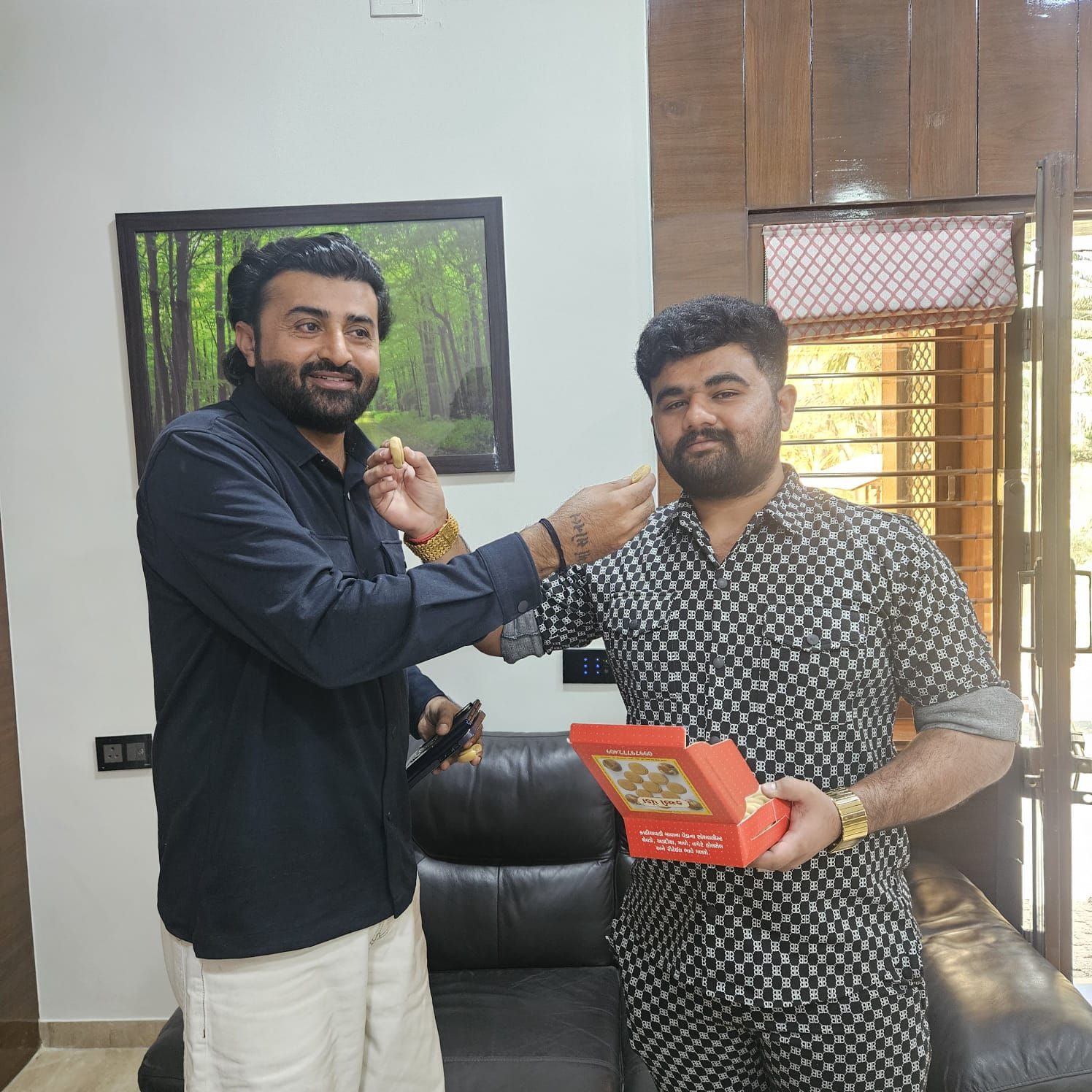 લોક કલાકાર દેવાયત ખવડ અને ધ્રુવરાજસિંહ વચ્ચે સમાધાન, બંનેએ એકબીજાને મીઠાઈ ખવડાવી વિવાદનો અંત લાવ્યો 3 - image