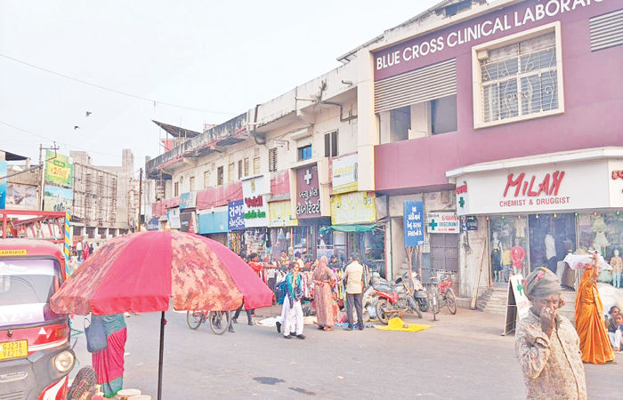 નડિયાદના ઉડેવાળ તળાવની 56 વર્ષ જૂની 25 દુકાનો ધરાશાયી થવાની ભીતિ 1 - image