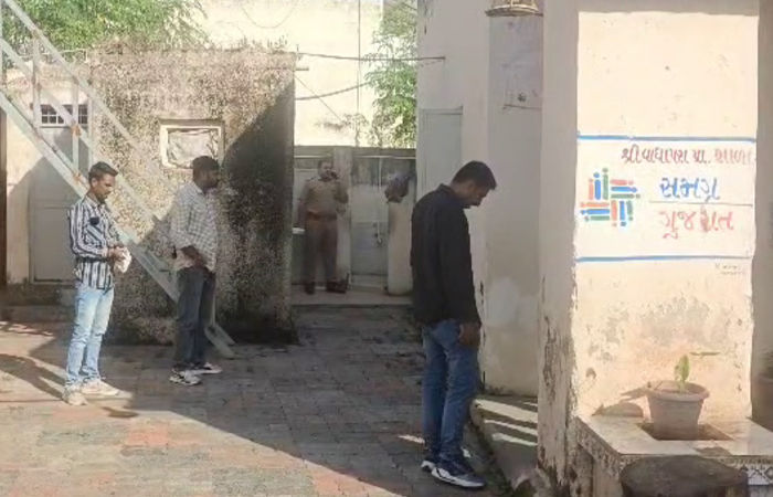 અમરેલી: ધારીના વાઘાપરાની શાળા પરિસરમાંથી માનવ કંકાલની ખોપરી મળી, પોલીસ અને FSL ની તપાસ શરૂ 2 - image