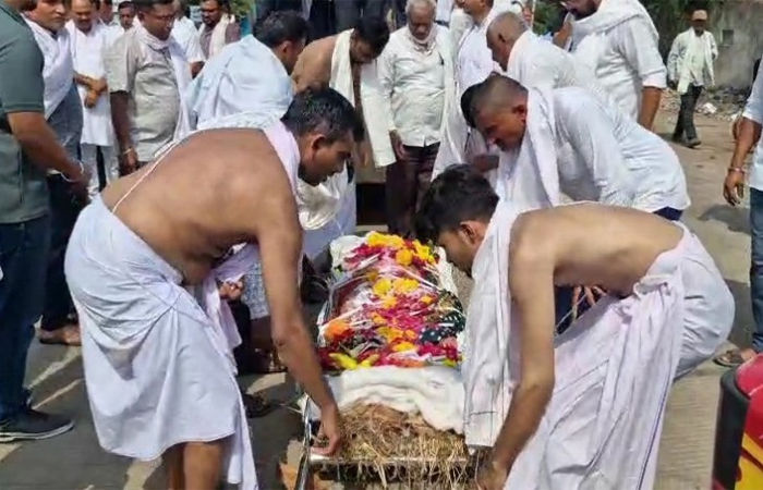 અશ્રુધારાનો દરિયો છલકાયો : તળાજા પંથકના મહિલા તબીબ, ભાવિ તબીબને અંતિમ વિદાય 1 - image