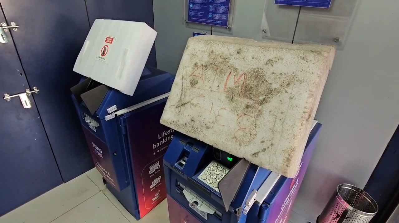 પંચમહાલના શહેરા-લુણાવાડા હાઇવે પરના ATMમાં રોકડ ન હોવાથી કાર્ડ ધારકો પરેશાન 2 - image