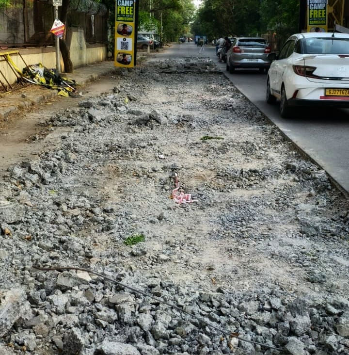 મ્યુનિસિપલ તંત્રની બેદરકારી, વેજલપુર બકેરી સિટી તરફનો રસ્તો ખોદી નંખાતા લોકો ત્રસ્ત 1 - image