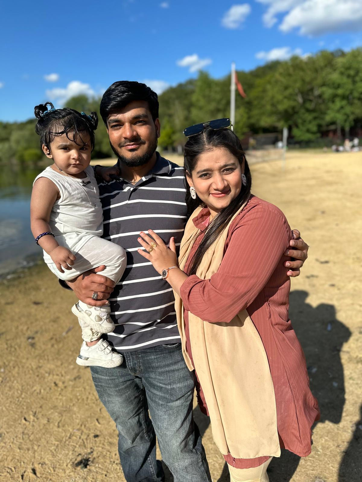 અમદાવાદ પ્લેન ક્રેશમાં પત્ની-દીકરી ગુમાવનારા ગુજરાતી યુવકની વેદના, હવે બ્રિટિશ સરકારે દેશ છોડવા ફરમાન કર્યું 2 - image