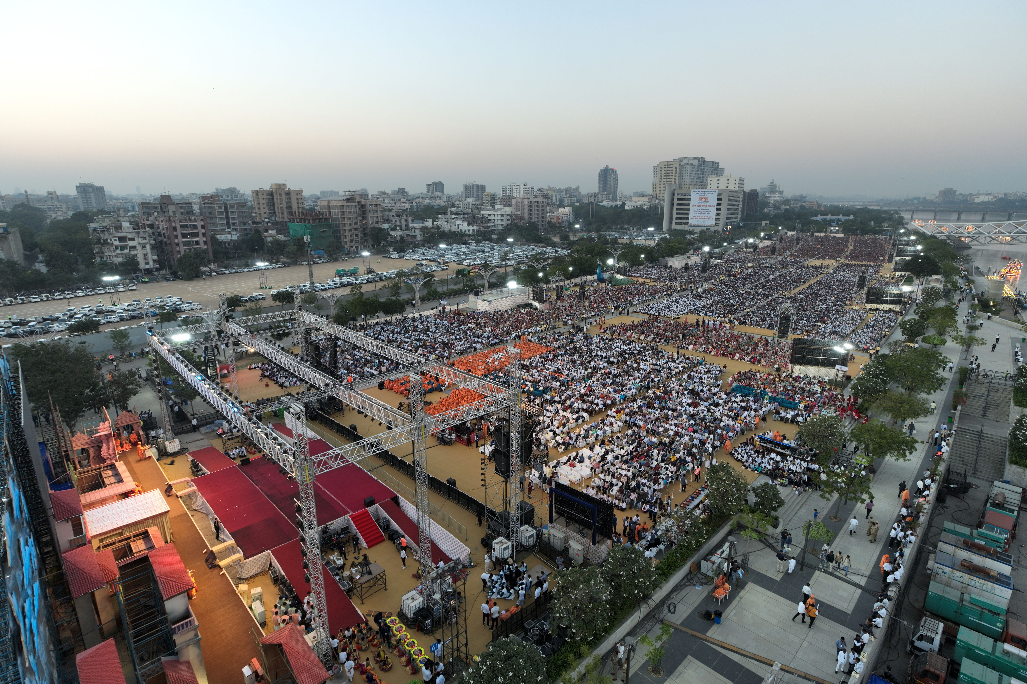 પ્રમુખ સ્વામી મહારાજની પ્રમુખવરણી મહોત્સવની ભવ્ય સમાપન સમારોહની ઉજવણી 4 - image