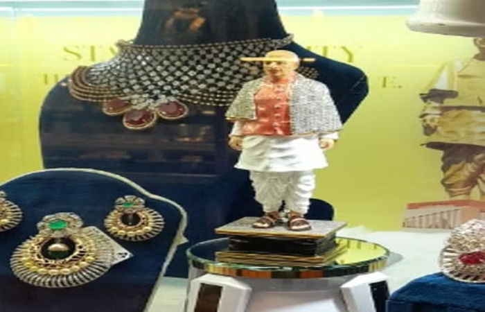 મેરઠ: જ્વેલરી એક્ઝિબિશનમાં PM મોદી અને CM યોગીની તસવીર વાળા સોના-ચાંદીના સિક્કા આકર્ષણનું કેન્દ્ર બન્યા 3 - image