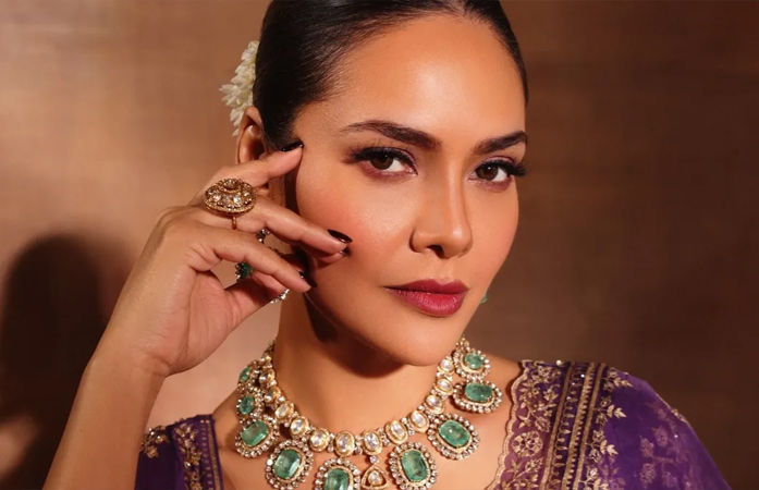 Esha Gupta & Sonal Chauhan Stuck in UAE