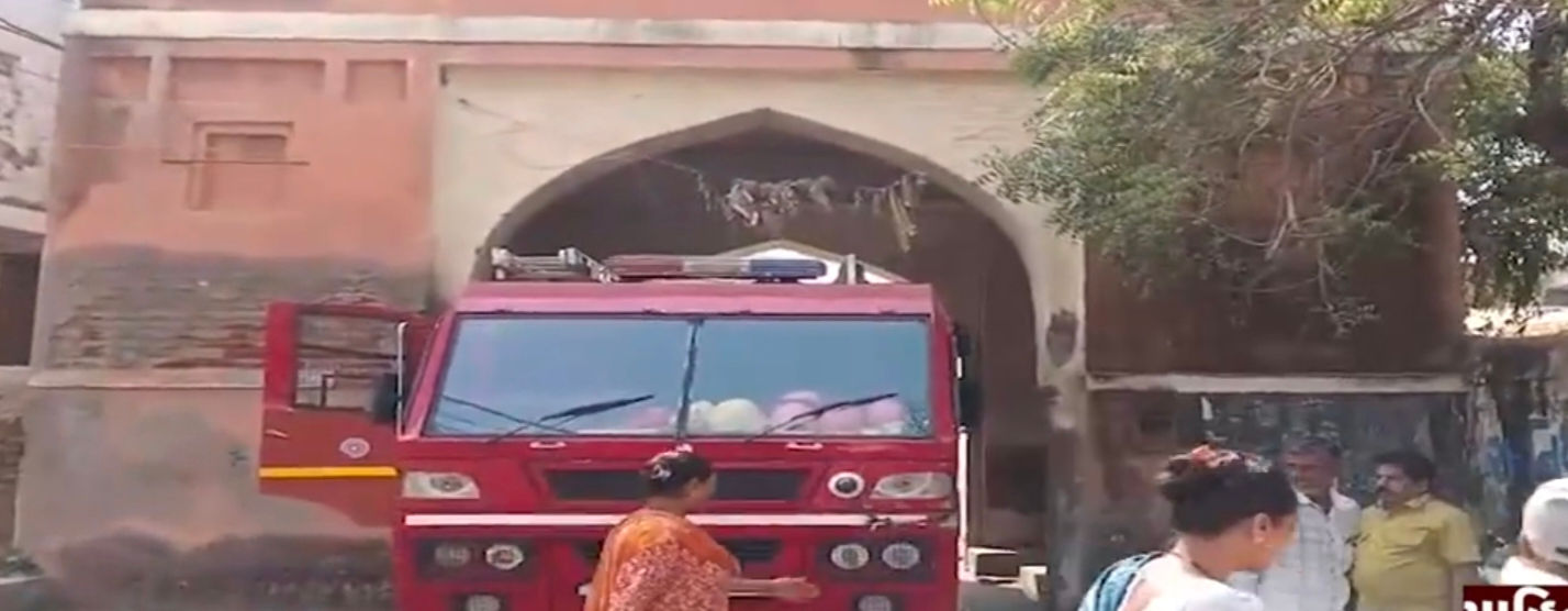 ઉંડેરાના મકાનમાં આગ લાગતાં ઘર વખરી ખાક,બચાવ માટે ગયેલા બે ને ઇજા 1 - image