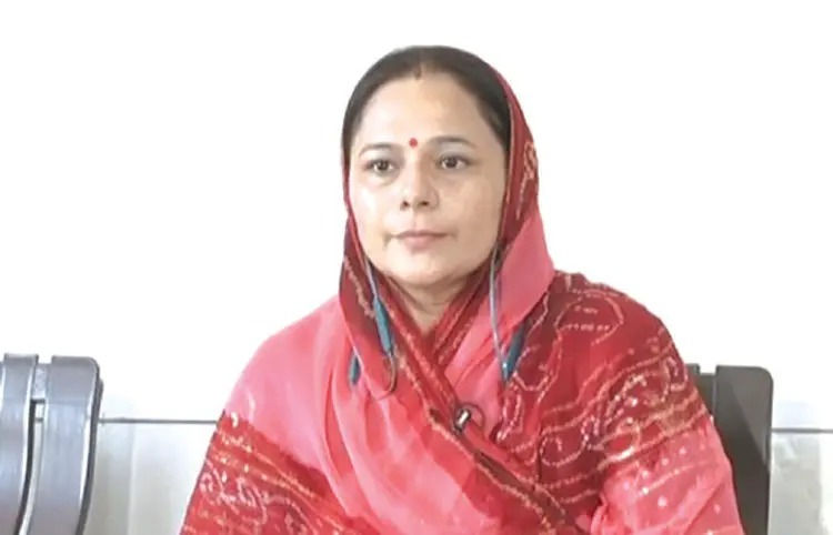 Four including Padminiba Vala who extorted rs 7 lakh from 80 yr old arrested in Gondal