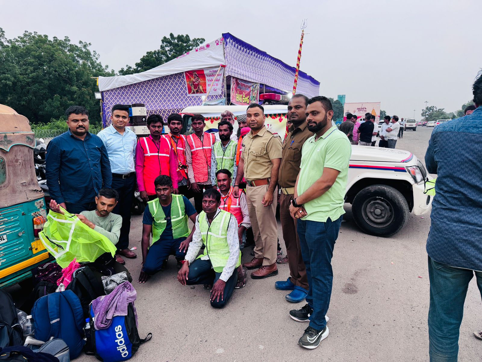 બાવળા આરટીઓ દ્વારા પદયાત્રીઓને રેડીયમ વાળા જેકેટનું વિતરણ કરાયું 2 - image
