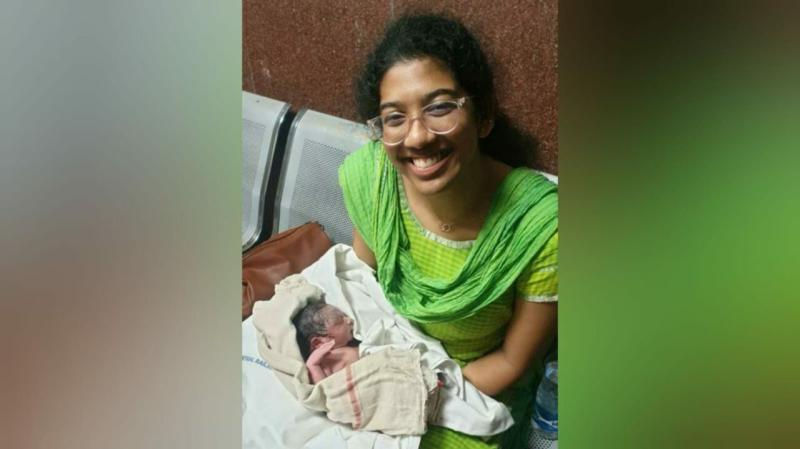 3 ઈડિયટ જેવી ઘટના.. મેડિકલ સ્ટુડન્ટે ચાલુ ટ્રેને કરાવી ડિલીવરી 2 - image