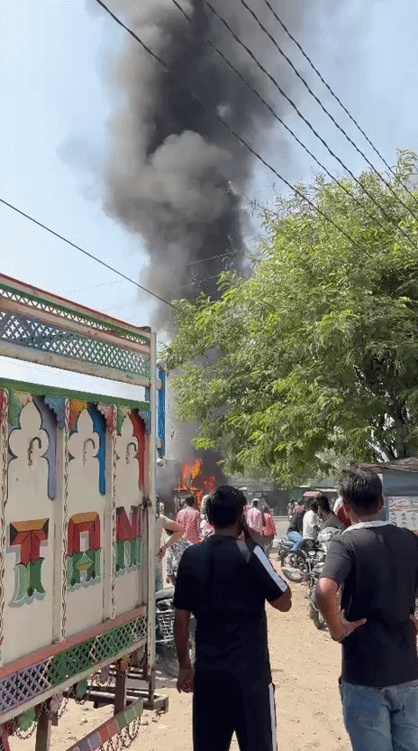 ધંધુકામાં યુવાનની હત્યા બાદ ભારેલા અગ્નિ જેવી સ્થિતિ, બે જૂથો વચ્ચે અથડામણ અને આગચંપી 3 - image