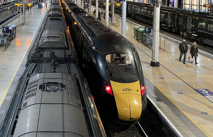 બ્રિટનની ટ્રેનમાં છરાથી અંધાધૂંધ હુમલો, જીવ બચાવવા ટોઇલેટમાં છુપાયા લોકો; 9 ઈજાગ્રસ્ત 1 - image