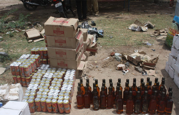 પાણશીણા ચેક પોસ્ટ પરથી રૂ. 1.21 લાખનો દારૂ-બિયરનો જથ્થો ઝડપાયો 1 - image
