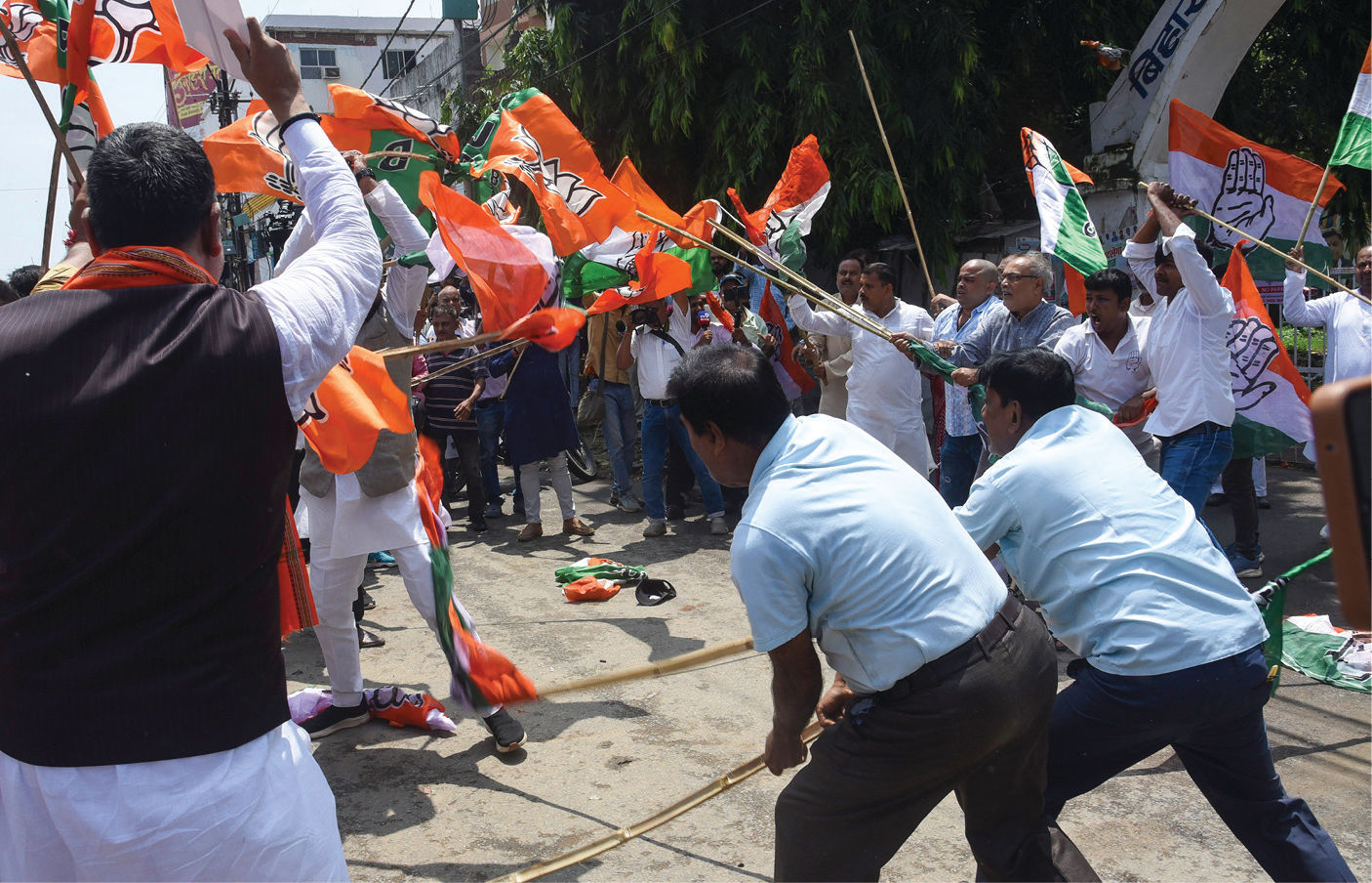 અમે બંધારણની સુરક્ષા કરતા રહીશું... ભાજપ-કોંગ્રેસના કાર્યકરો વચ્ચે મારામારી બાદ રાહુલ ગાંધી 3 - image