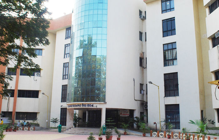 જામનગર શહેરમાં ચૂંટણીની આદર્શ આચાર સંહિતાની અમલવારી કરવા માટે પાલિકાની એસ્ટેટ શાખા સક્રિય બની 1 - image