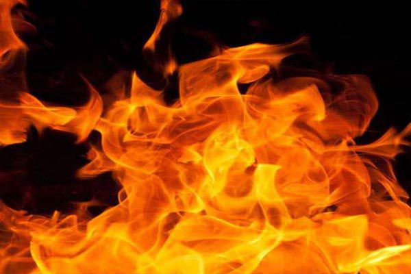 કોર્પોરેશને નહિ સાંભળતા દિવાળીપુરામાં લોકોએ પોતાને ખર્ચે ડ્રેનેજ ખોદાવી અને ગેસલાઇન ફાટી 1 - image