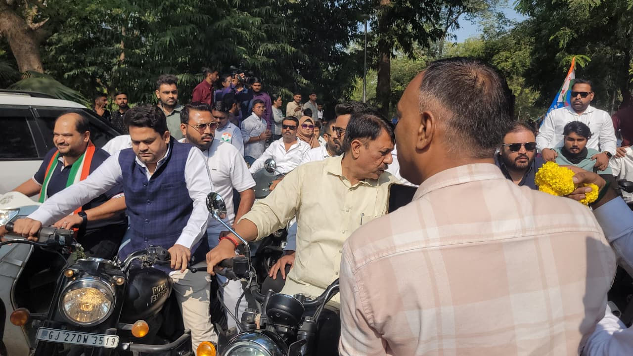 અમદાવાદ: NSUIની રેલીમાં નિયમોના ધજાગરા: કોંગ્રેસ નેતાઓ હેલ્મેટ વિના બાઈક પર દેખાયા 3 - image