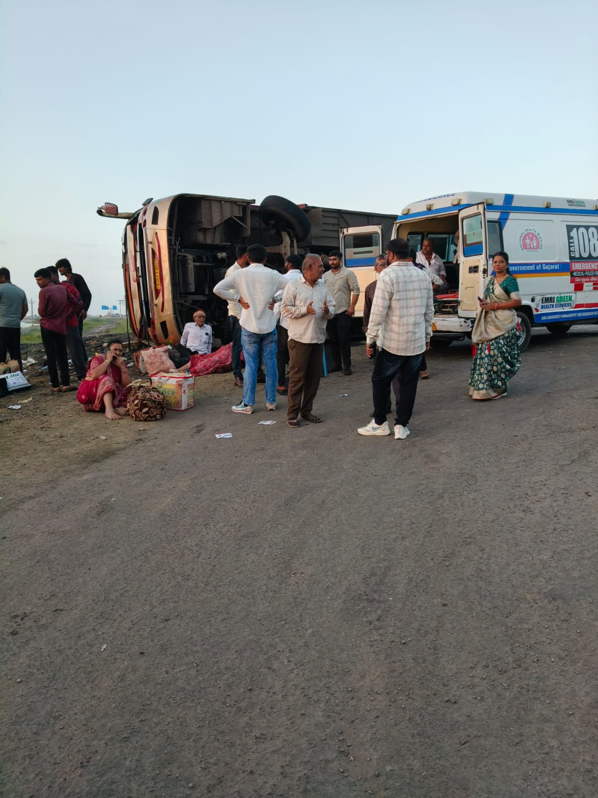 ધોલેરા-ભાવનગર હાઈવે પર બે લક્ઝરી બસ વચ્ચે ટક્કર, 3ની હાલત ગંભીર, 10 ઈજાગ્રસ્ત 3 - image