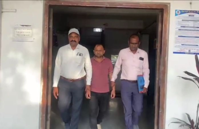 સાબરકાંઠા: નકલી દૂધના કૌભાંડનો મુખ્ય સૂત્રધાર ઝડપાયો, કોર્ટે 'સત્યા ડેરી'ના સંચાલકના 2 દિવસના રિમાન્ડ મંજૂર કર્યા 1 - image