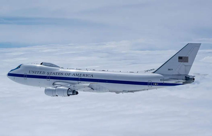 જ્યારે પણ આ વિમાન દેખાયું ત્યારે દુનિયામાં કોઈ મોટા ખતરાના સંકેત મળ્યાં! જાણો ડૂમ્સ ડે વિમાન વિશે 1 - image