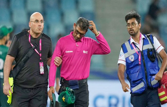 પાકિસ્તાની ફિલ્ડરનો થ્રો સીધો અમ્પાયરના માથામાં વાગ્યો, મેદાન છોડવું પડ્યું, UAE સામેની મેચમાં બની ઘટના 1 - image