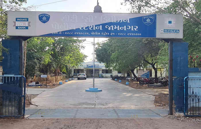 જામનગર શંકર ટેકરી વિસ્તારમાં આવેલી જીઆઇડીસી કચેરીના પ્રાદેશિક મેનેજરને બંધક બનાવાયા 1 - image