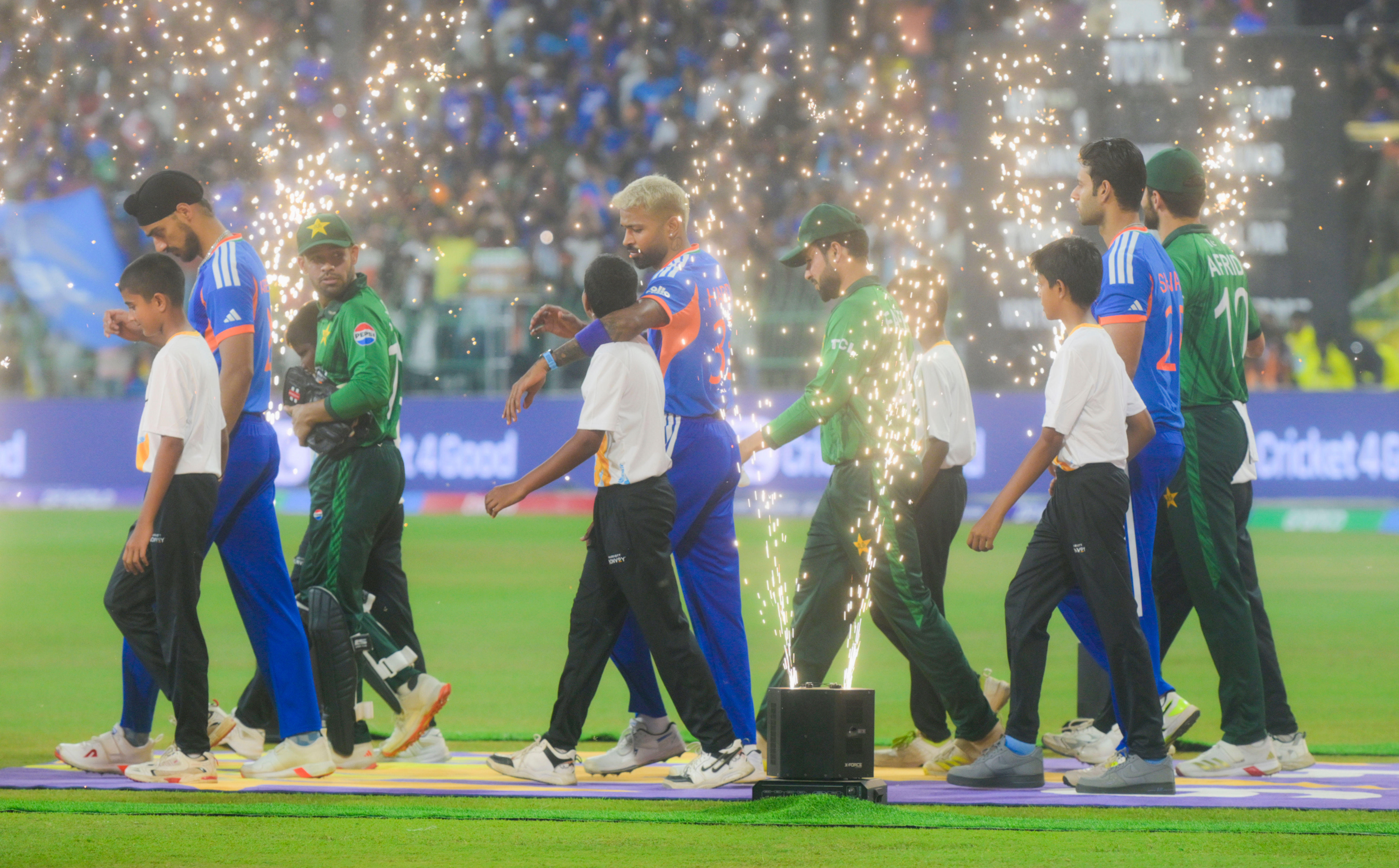 Photos: વર્લ્ડ કપમાં પણ ભારતની ‘નો હેન્ડશેક’ પોલિસી: સૂર્યકુમારે પાકિસ્તાની કેપ્ટન સાથે હાથ મિલાવવાનું ટાળ્યું 2 - image