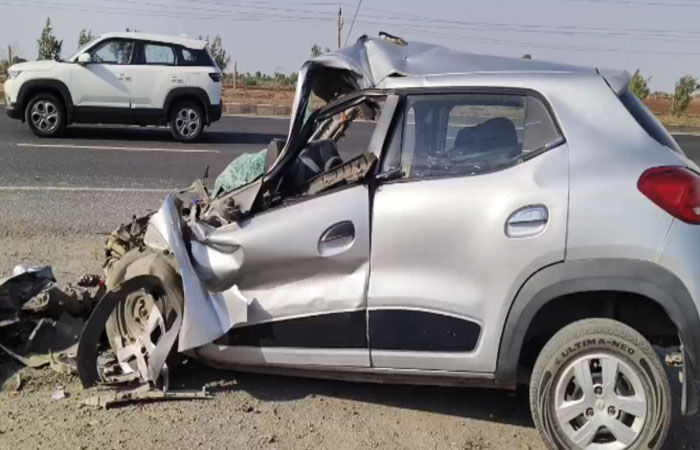 સાયલા-ચોટીલા હાઈવે પર ભયાનક અકસ્માત, મોરબીના મહંત અને તેમના પત્નીનું ઘટનાસ્થળે કરૂણ મોત 1 - image