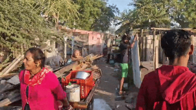 રાજકોટના લક્ષ્મીનગરમાં મેગા ડિમોલિશન, 350થી વધુ ગેરકાયદે ઝુંપડા તોડી પડાયા 3 - image