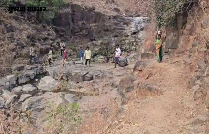 છોટા ઉદેપુર : ડુંગર વિસ્તારોમાં સ્થાનિકોના પાણી માટે વલખાં, યોજના ફક્ત કાગળ પર 7 - image