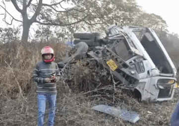 ઓડિશા હાઈવે પર મોતનું તાંડવ : ટ્રેલરે પોલીસ વાહનના ફુરચા ઉડાડ્યા, 5 જવાન શહીદ, 3 ગંભીર 1 - image