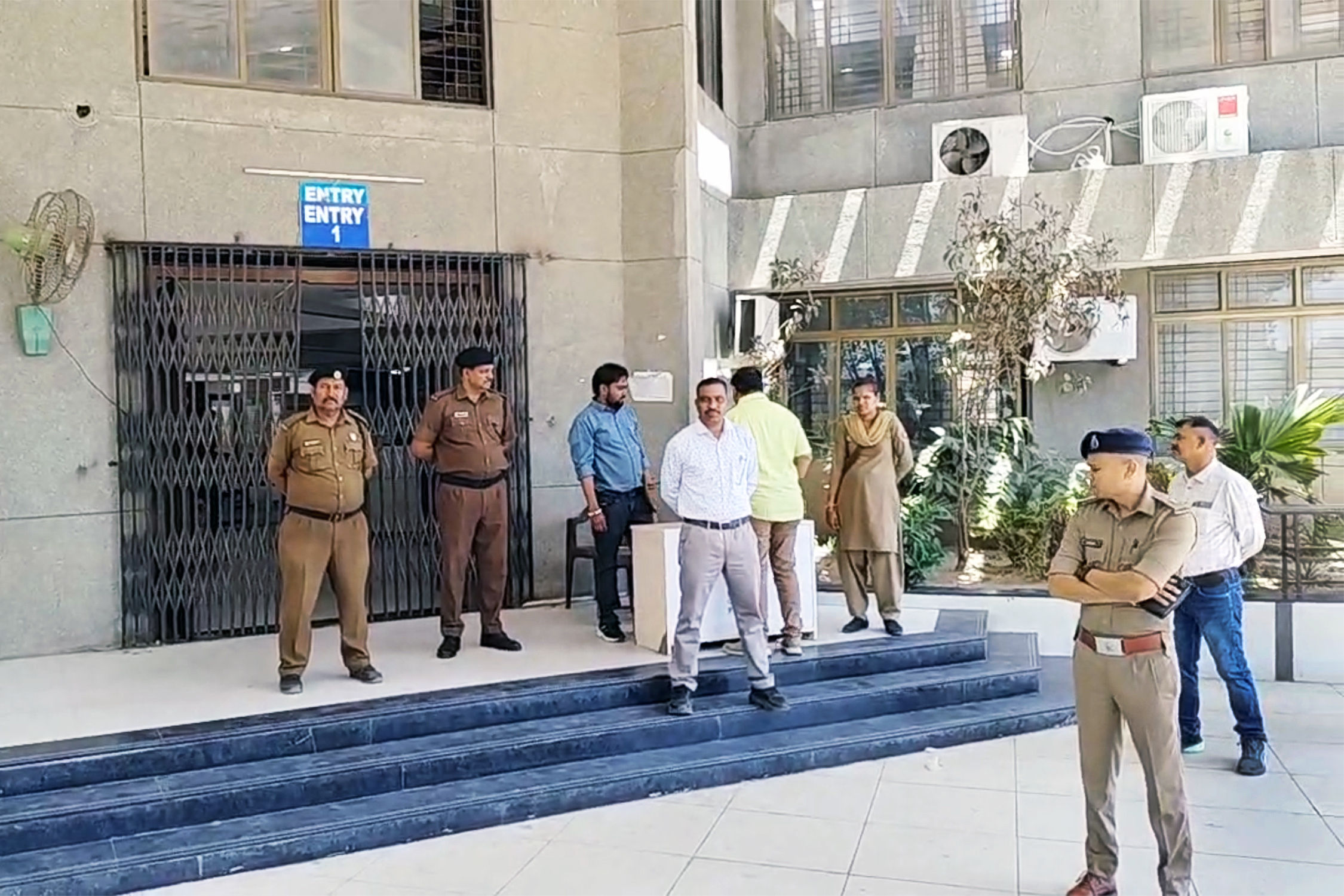 વડોદરા RTOને ધમકીનો મેઇલઃ 11.50 વાગે ઝેરી ગેસના 13 બોમ્બ ફૂટશે...તપાસને અંતે કાંઇ ન મળ્યું 1 - image