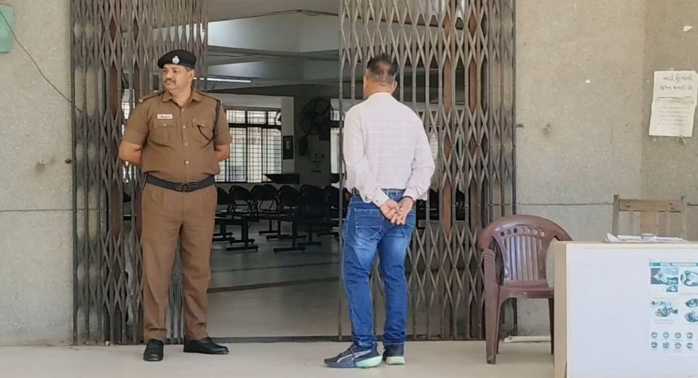 અમદાવાદ-રાજકોટ અને વડોદરા RTOમાં બોમ્બની ધમકીથી અફરાતફરી, બોમ્બ-ડોગ સ્ક્વોડ દ્વારા ચેકિંગ શરૂ 2 - image