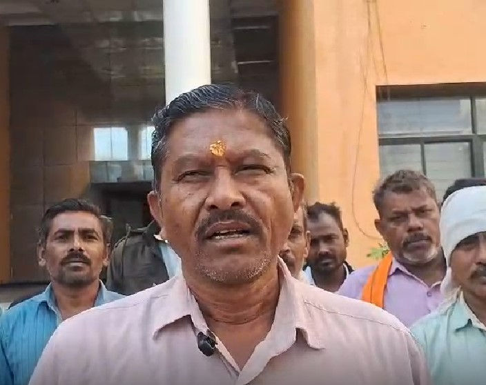 છોટાઉદેપુરના 12 ગામોમાં હજુ ડામરનો પાક્કો રસ્તો નહીં, હજારો લોકો પરેશાન: પૂર્વ સરપંચની તંત્રને રજૂઆત 3 - image