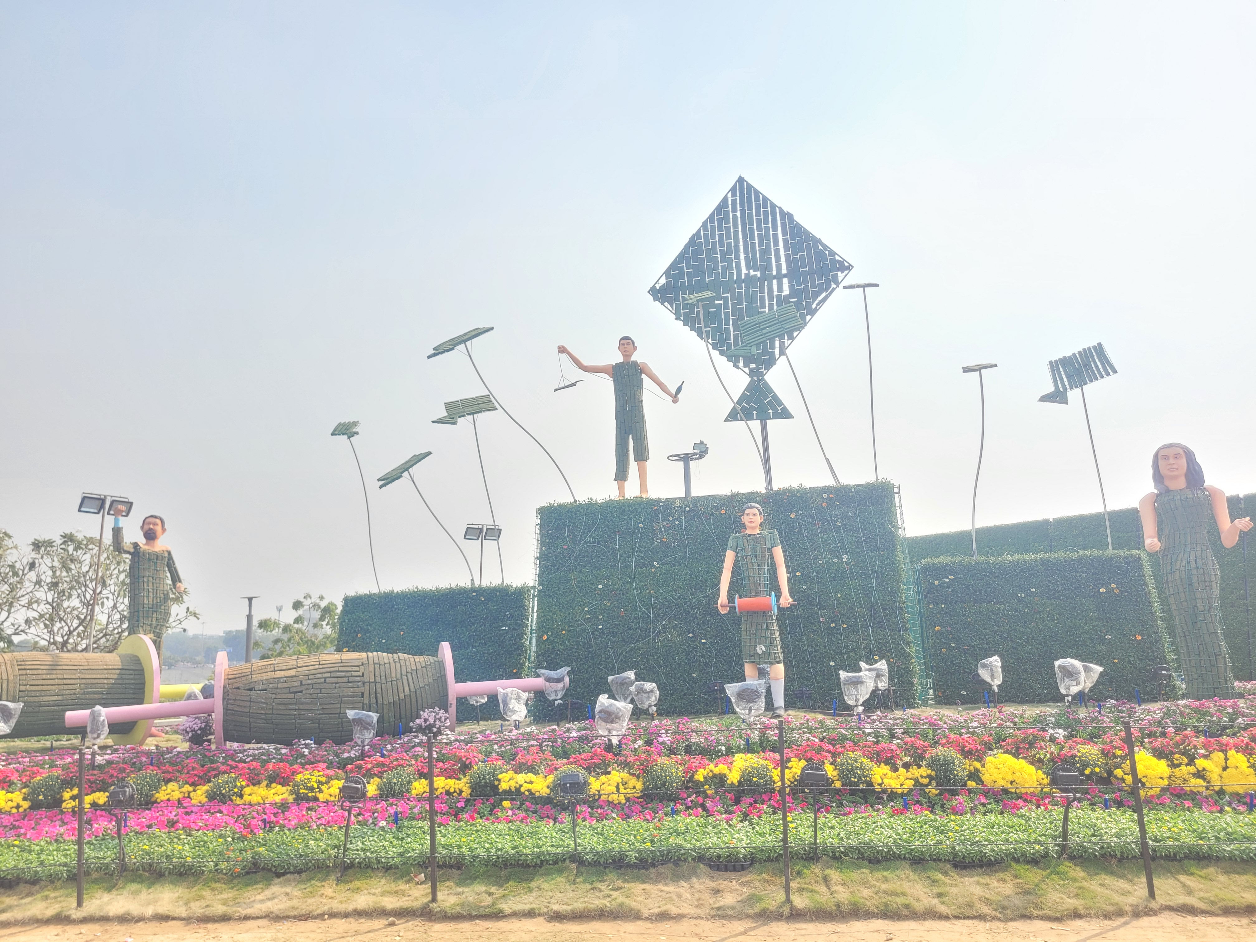 અમદાવાદમાં ફૂલોનો મનમોહક દરિયો! 1 જાન્યુઆરીથી ફ્લાવર શોનો પ્રારંભ, જાણો મુખ્ય આકર્ષણો અને ટિકિટના દર 5 - image