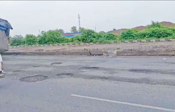 બાજવા-ગોરવાનો મંજુર રસ્તે કપચી-રોડા નાખી દઈ શરૂ કરેલી કામગીરી બંધ થતા વિરોધ 1 - image