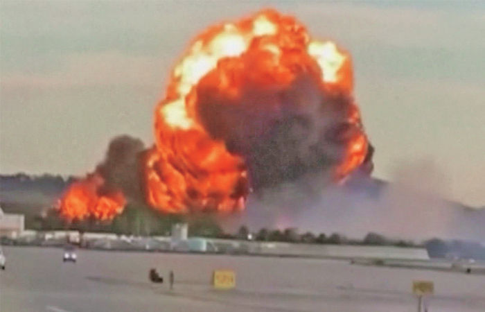 અમેરિકામાં કાર્ગો પ્લેન અગનગોળો બનીને ક્રેશ થતાં સાતનાં મોત 1 - image